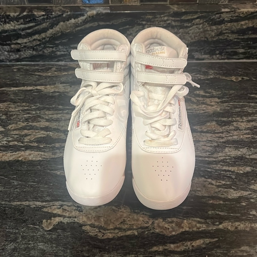 NWOT Vintage Reebok High Top with Straps 7.5